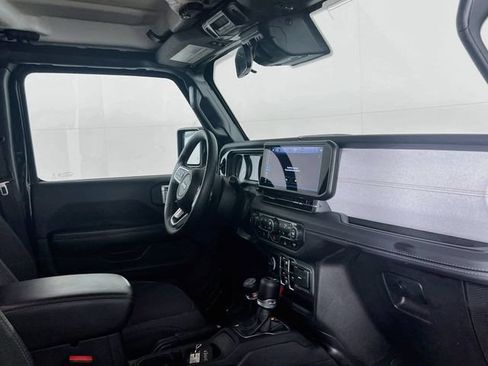 Used 2025 Jeep Wrangler Unlimited Sahara AWD/4WD image 8