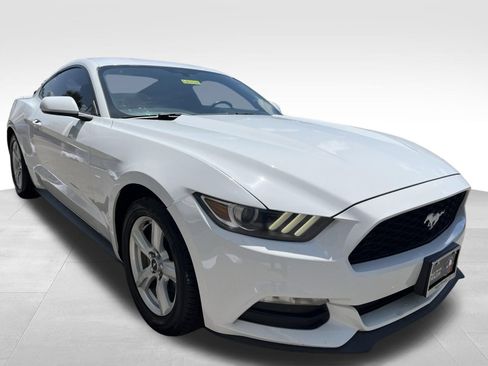 Used 2016 Ford Mustang Coupe RWD image 3