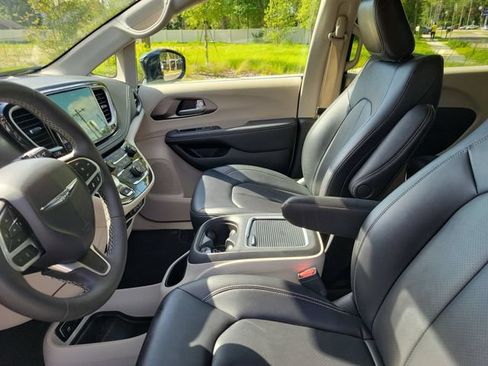 Used 2024 Chrysler Pacifica Limited FWD image 14