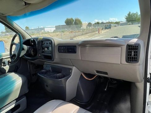 Used 2000 Chevrolet Express 3500 image 12