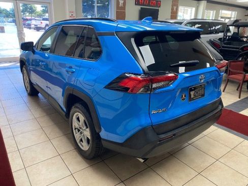 Used 2021 Toyota RAV4 XLE w/ Convenience Package FWD image 3