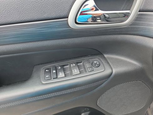 Used 2020 Jeep Grand Cherokee Laredo AWD/4WD image 14