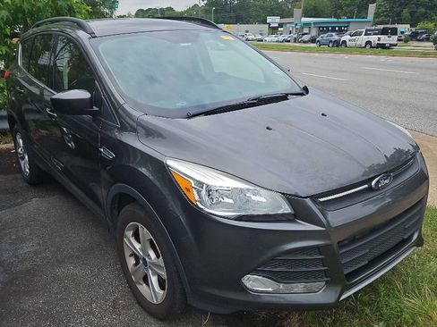 Used 2016 Ford Escape SE w/ Equipment Group 201A image 4