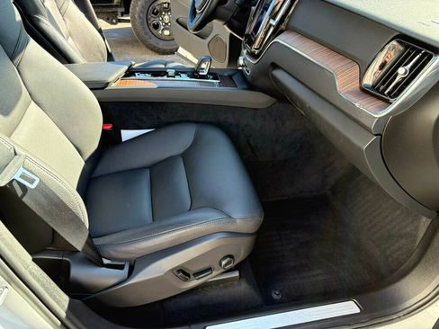 Used 2023 Volvo XC60 B5 Plus image 26