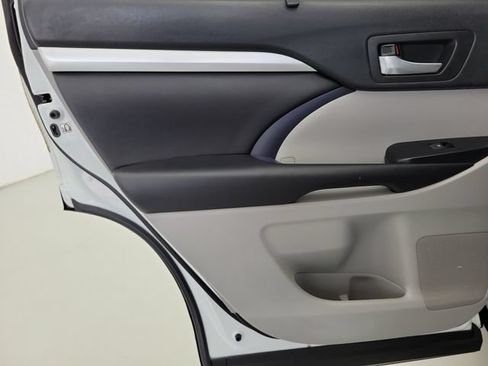 Used 2019 Toyota Highlander XLE FWD image 14