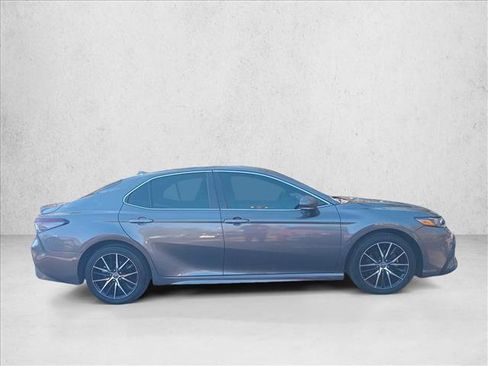 Used 2023 Toyota Camry SE image 3