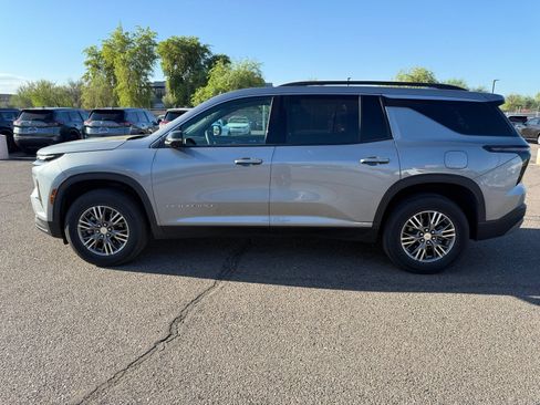 Used 2025 Chevrolet Traverse LT w/ Driver Confidence Package FWD image 8
