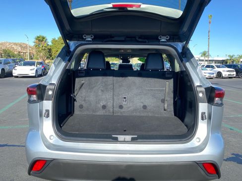 Used 2024 Toyota Highlander XLE FWD image 16