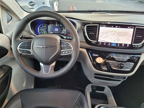 Used 2024 Chrysler Pacifica Select image 7