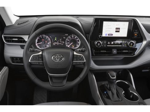 Used 2025 Toyota Highlander LE FWD image 5