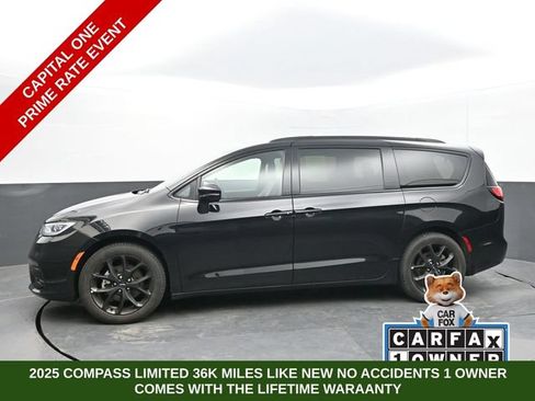 Used 2025 Chrysler Pacifica Limited FWD image 2