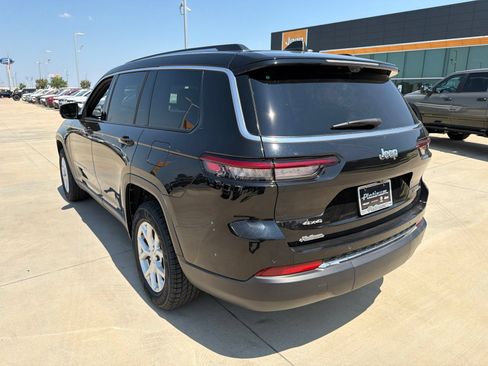 Used 2023 Jeep Grand Cherokee L Limited w/ Luxury Tech Group II AWD/4WD image 3