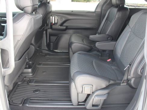 Certified 2025 Toyota Sienna Limited image 13