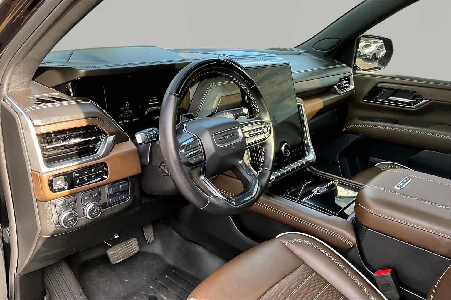 Used 2025 GMC Yukon Denali Ultimate AWD/4WD image 17