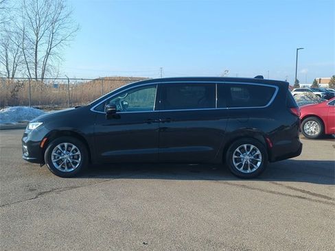 Used 2023 Chrysler Pacifica Touring-L image 6
