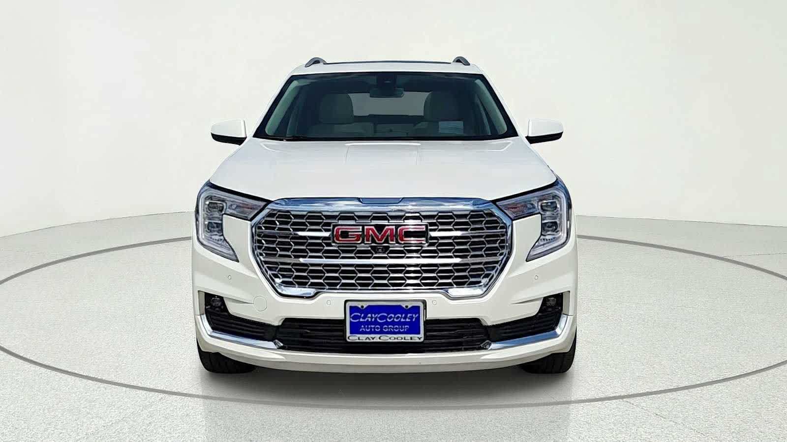 Used 2023 GMC Terrain Denali w/ Denali Premium Package AWD/4WD image 2