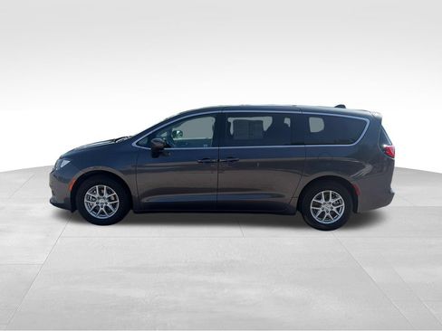 Used 2023 Chrysler Voyager LX FWD image 3
