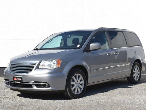 Used 2014 Chrysler Town & Country Touring FWD image 8