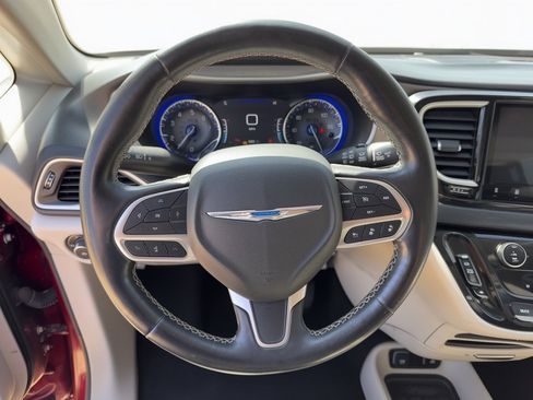 Used 2021 Chrysler Pacifica Touring-L FWD image 10