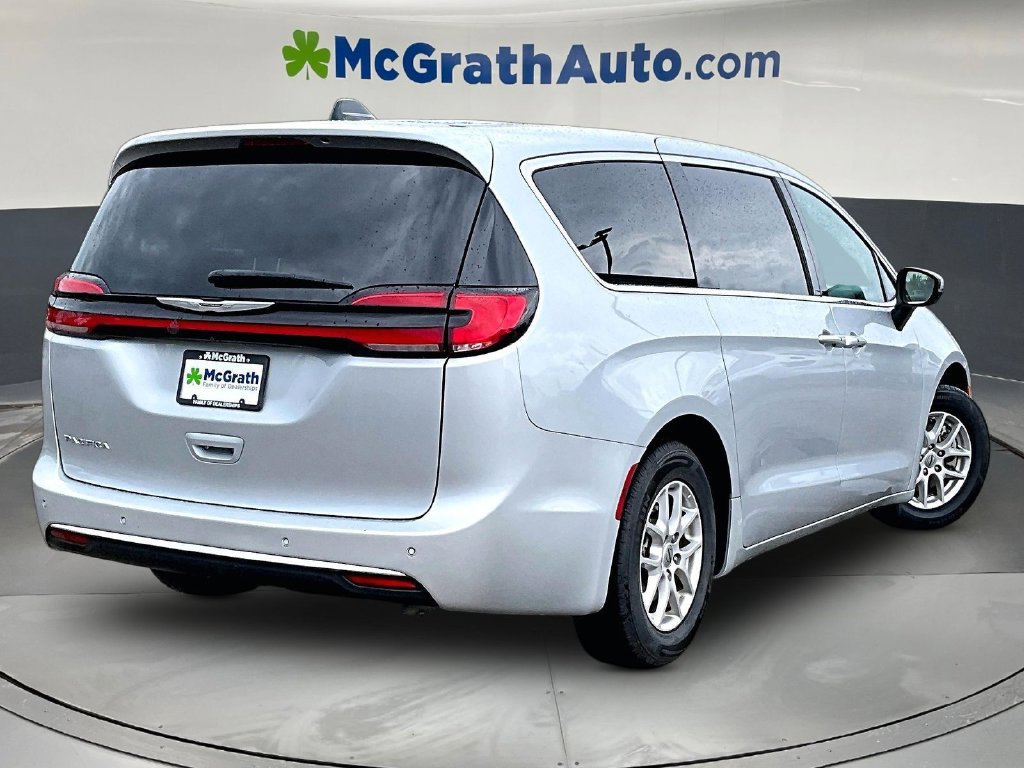 Used 2023 Chrysler Pacifica Touring-L FWD image 7