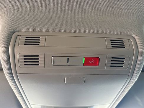 Used 2022 Volkswagen Tiguan SE image 37