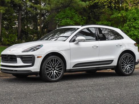 Used 2022 Porsche Macan AWD/4WD image 2