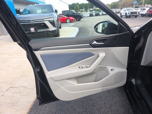 Used 2025 Volkswagen Jetta SE FWD image 13