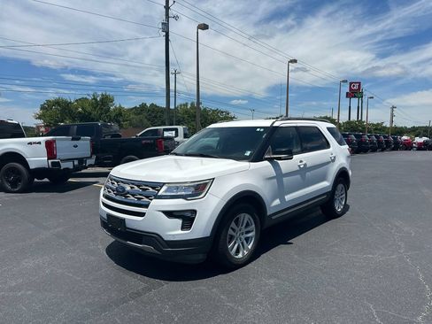 Used 2018 Ford Explorer XLT AWD/4WD image 3