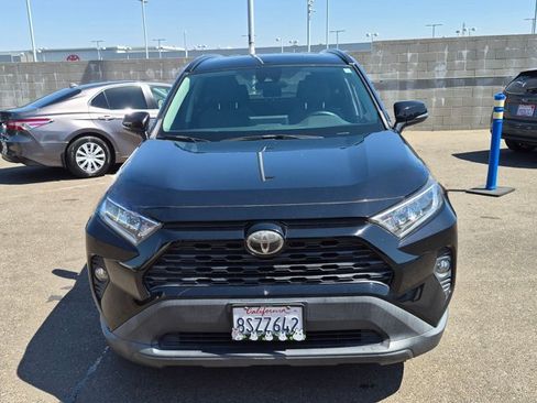 Used 2019 Toyota RAV4 XLE AWD/4WD image 2