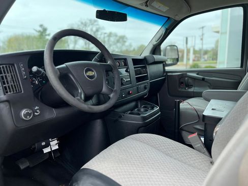 Used 2015 Chevrolet Express 2500 RWD image 16