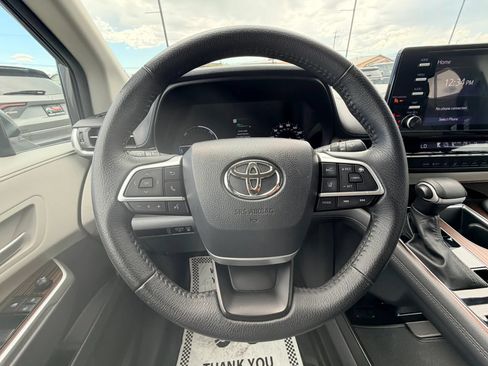 Used 2023 Toyota Sienna XLE AWD/4WD image 12