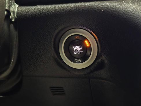 Used 2025 Chrysler Pacifica Select image 32