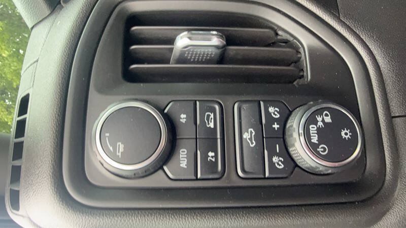 Used 2019 Chevrolet Silverado 1500 Custom w/ Custom Value Package AWD/4WD image 19