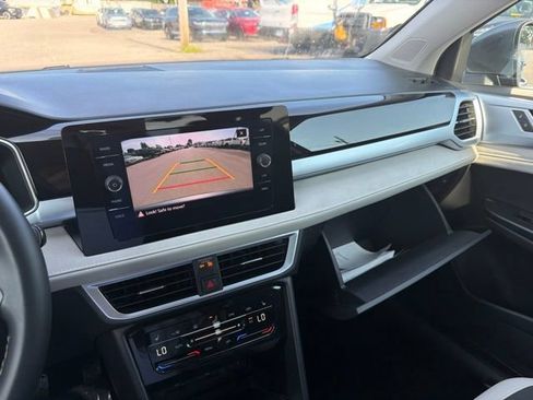 Used 2025 Volkswagen Taos SE FWD image 33