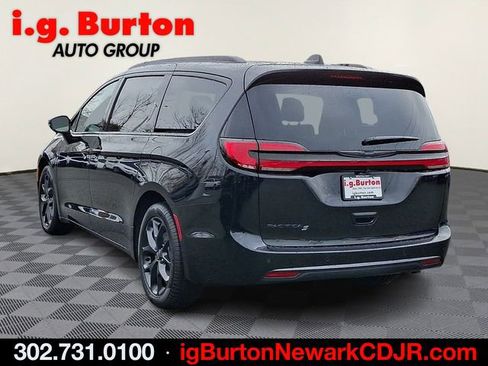 New 2026 Chrysler Pacifica Select w/ S Appearance Package image 3