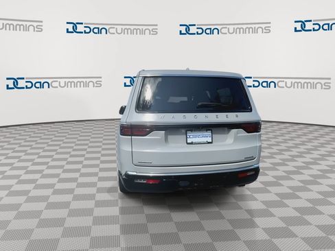 Used 2022 Jeep Wagoneer Series III w/ Premium Group I AWD/4WD image 7
