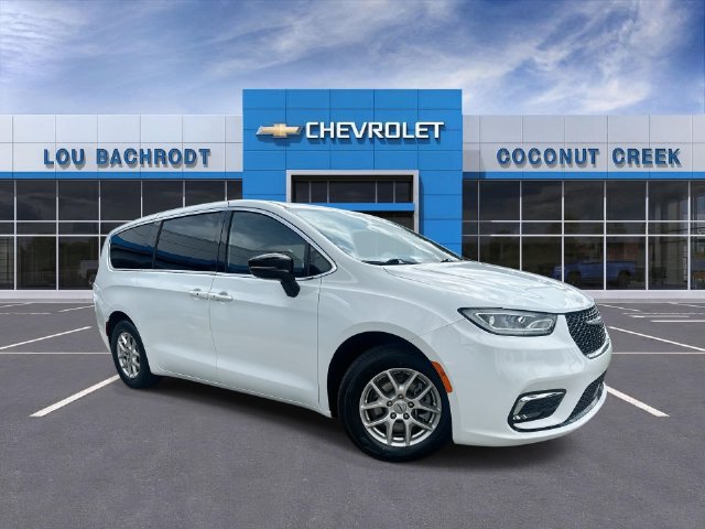 Used 2024 Chrysler Pacifica Touring FWD image 1