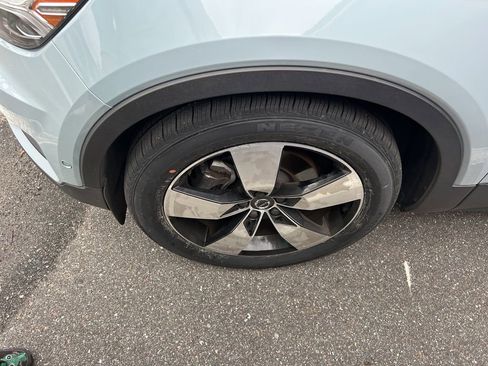 Used 2019 Volvo XC40 T5 Momentum image 5