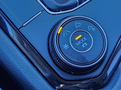 Certified 2025 Volkswagen Taos SE image 27