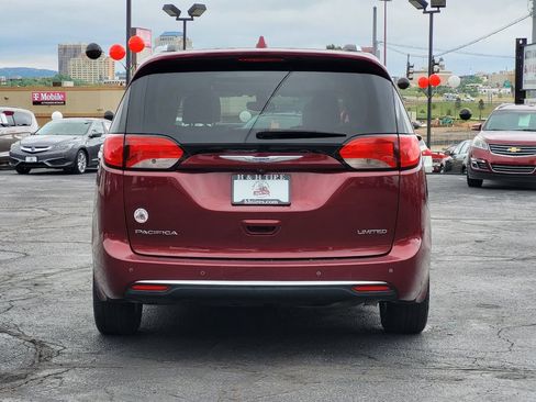 Used 2018 Chrysler Pacifica Limited FWD image 10