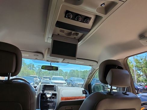 Used 2013 Chrysler Town & Country Touring FWD image 11