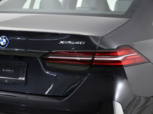 Used 2025 BMW i5 xDrive40 w/ Premium Package image 32