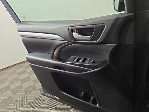 Used 2019 Toyota Highlander XLE image 29