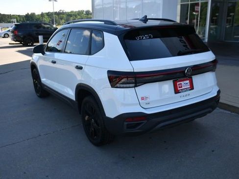 Used 2025 Volkswagen Taos SE w/ Taos MDO Package FWD image 3