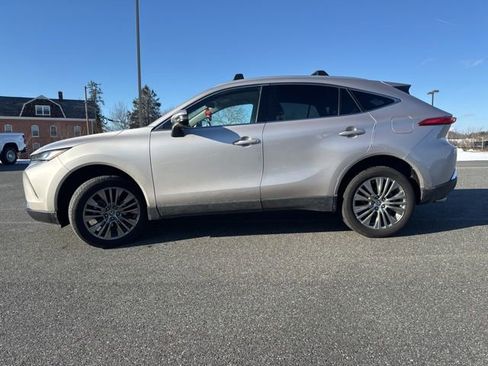 Used 2024 Toyota Venza XLE image 5