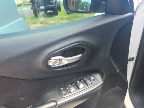 Used 2015 Jeep Cherokee Sport FWD image 8