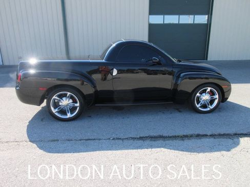 Used 2004 Chevrolet SSR w/ Preferred Equipment Group RWD image 6