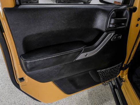 Used 2014 Jeep Wrangler Unlimited Rubicon image 45