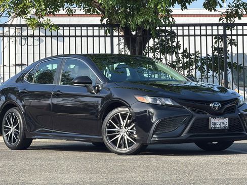 Used 2024 Toyota Camry SE image 2