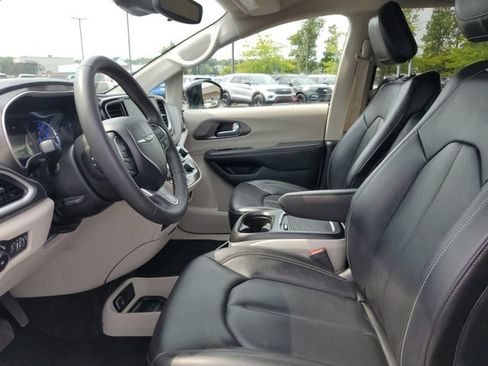 Used 2024 Chrysler Pacifica Limited FWD image 8